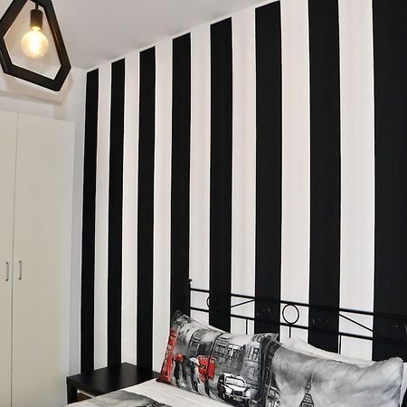 M.Aurelio Black & White ميلان المظهر الخارجي الصورة